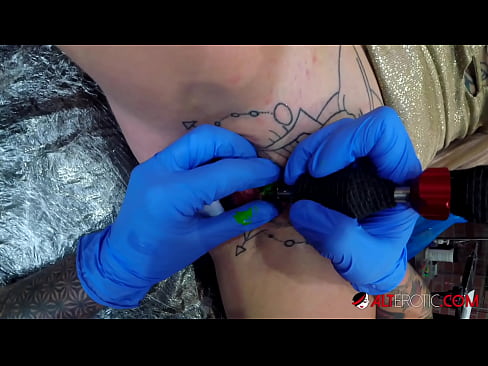 ❤️ Extreem getatoeëerde hottie Sully Savage kreeg een tatoeage op haar clitoris Porno at nl.analizatorkrovi.ru ﹏